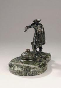 Jules Dalou (1838-1902), "Homme à la pelle allant au travail", bronze à patine brun vert nuancé, fonte Susse, haut. 16,5 cm. Encrier en marbre vert. sculptures - galerie Tourbillon, Paris