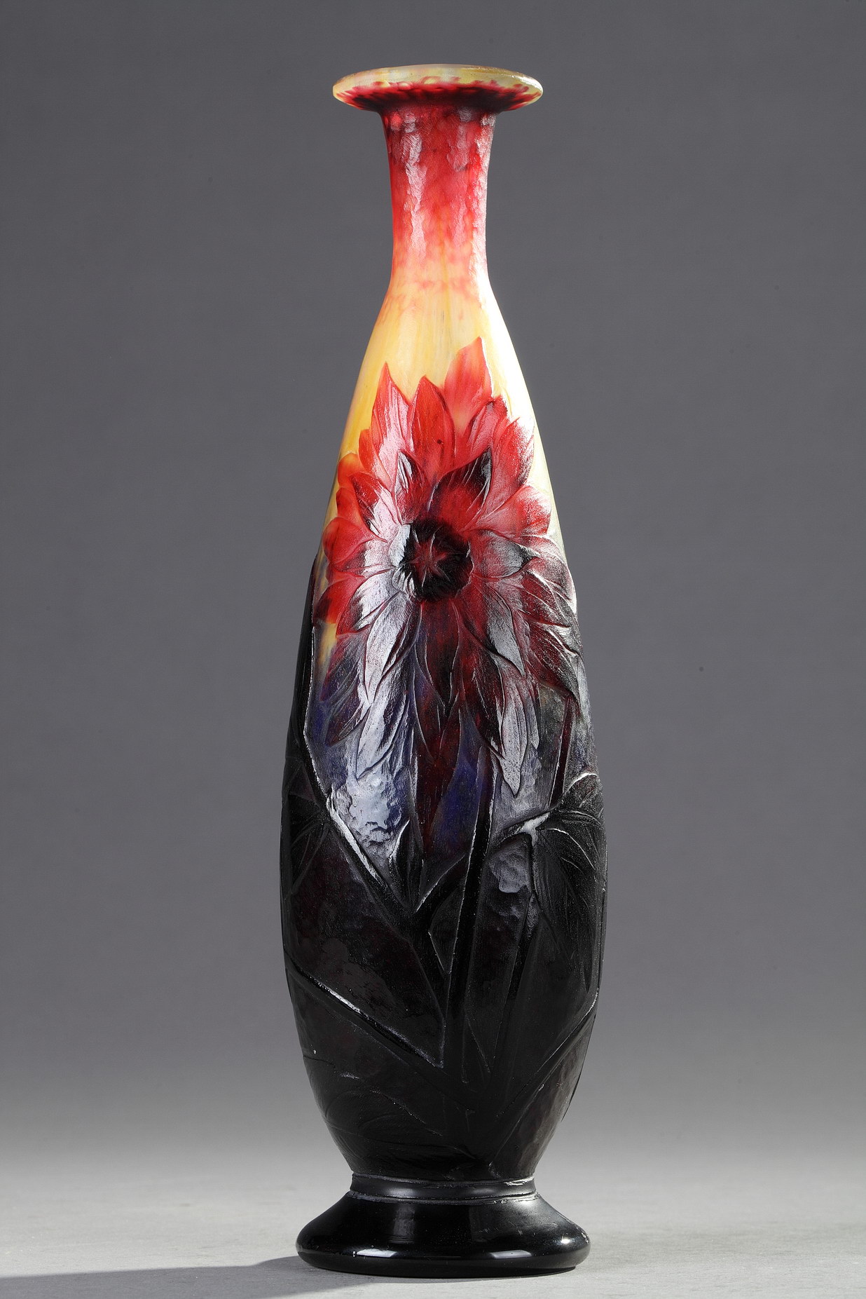 Daum, Vase à décor de Dahlias Galerie Tourbillon