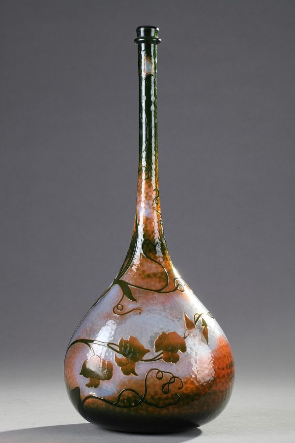 Daum, Vase-bouteille à décor de Pois de senteur, Haut. 41 cm. sculptures, verreries - galerie Tourbillon, Paris