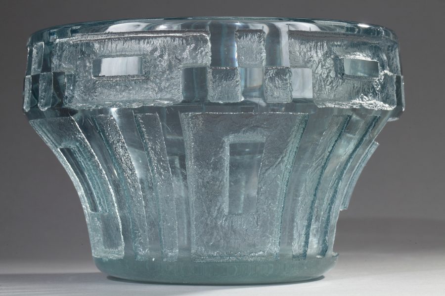 Daum, Vase à décor géométrique, Diam. 24 cm. sculptures, verreries - galerie Tourbillon, Paris