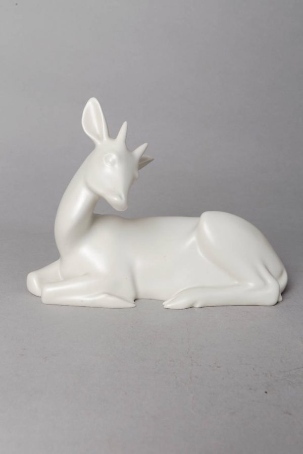 Armand Petersen (1891-1969), "Antilope couchée avec cornes", Porcelaine tendre mate blanche, Manufacture Bing & Grøndahl, Kjøbenhavn, Danemark, long. 23 cm, sculptures - galerie Tourbillon, Paris