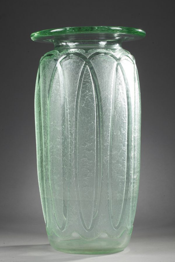 Daum, Vase "Art Déco" à décor de rubans, Haut. 60 cm. sculptures, verreries - galerie Tourbillon, Paris