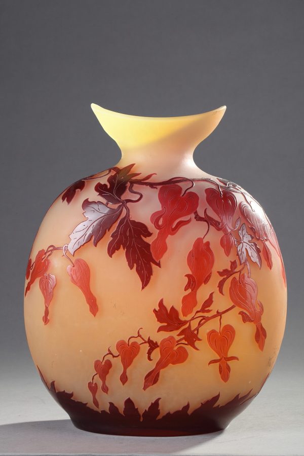 Ets. Gallé, Vase gourde à décor de Coeurs de Marie, Haut. 32 cm. sculptures, verreries - galerie Tourbillon, Paris
