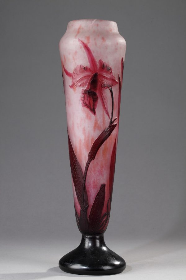 Daum, Vase à décor d'Orchidées, Haut. 41 cm. sculptures, verreries - galerie Tourbillon, Paris