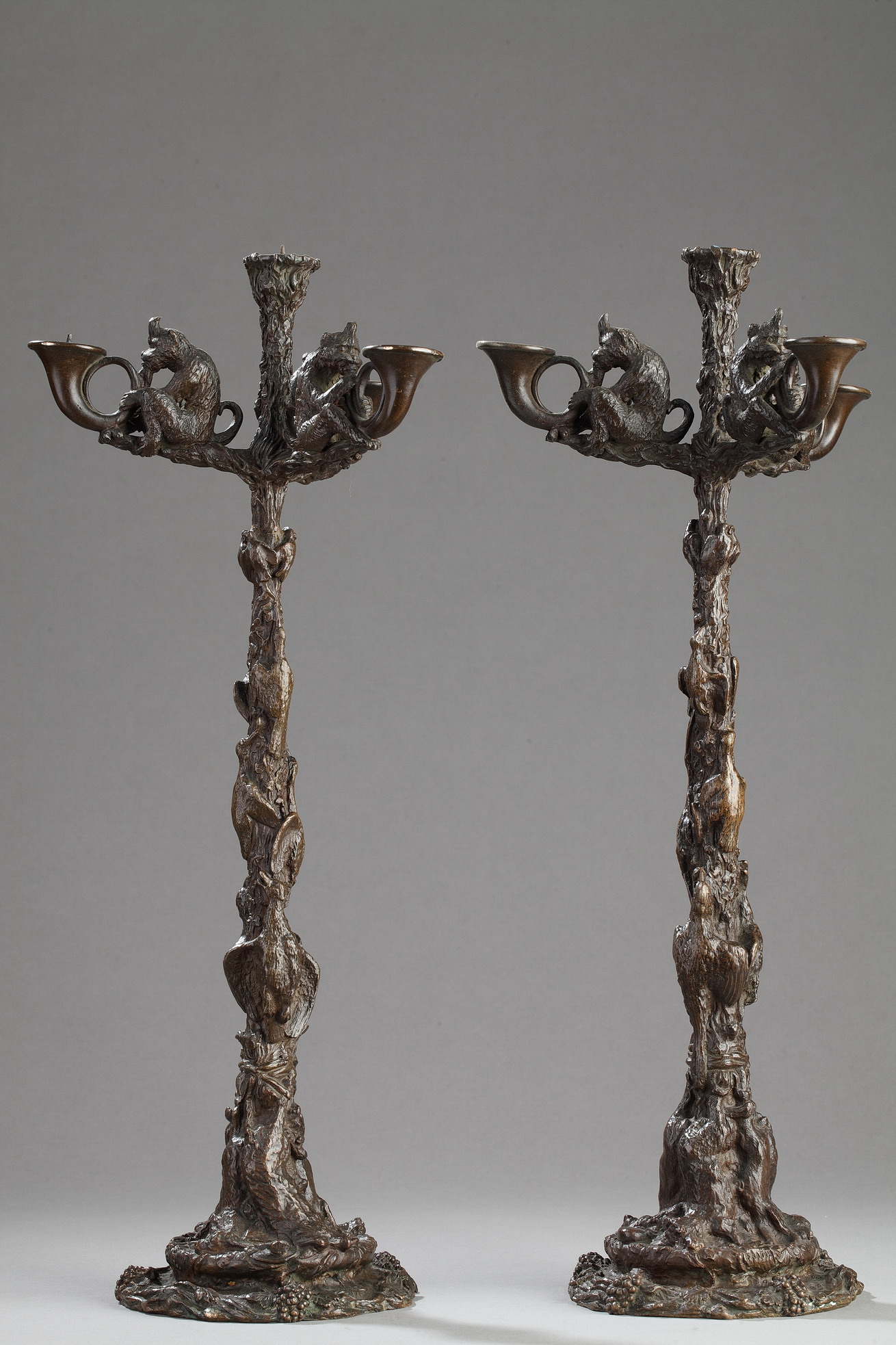 Christophe Fratin (1801-1864), Paire de candélabres aux singes, bronze à patine brun nuancé, fonte ancienne, haut. 45 cm, sculptures - galerie Tourbillon, Paris