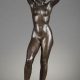 Albert Bouquillon (1908-1997), Femme se coiffant, bronze à patine brun foncé nuancé, fonte Valsuani, haut. 51,2 cm, sculptures - galerie Tourbillon, Paris
