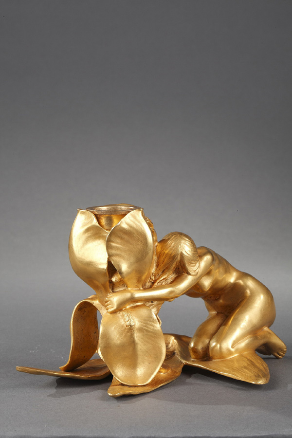 Maurice Bouval (1863-1916), Bougeoir Femme à l'iris, bronze doré, fonte Thiébaut Fres Paris, Fumière et Gavignot, long. 16,5 cm, sculptures - galerie Tourbillon, Paris