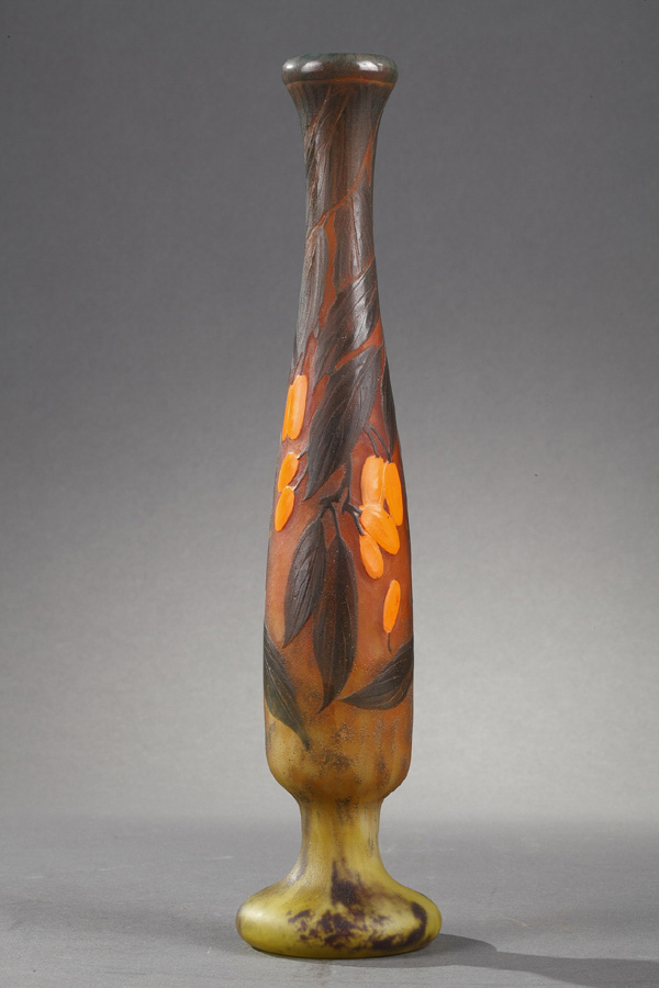 Daum, Vase soliflore à décor de baies de Cornouiller, Haut. 30 cm. sculptures, verreries - galerie Tourbillon, Paris
