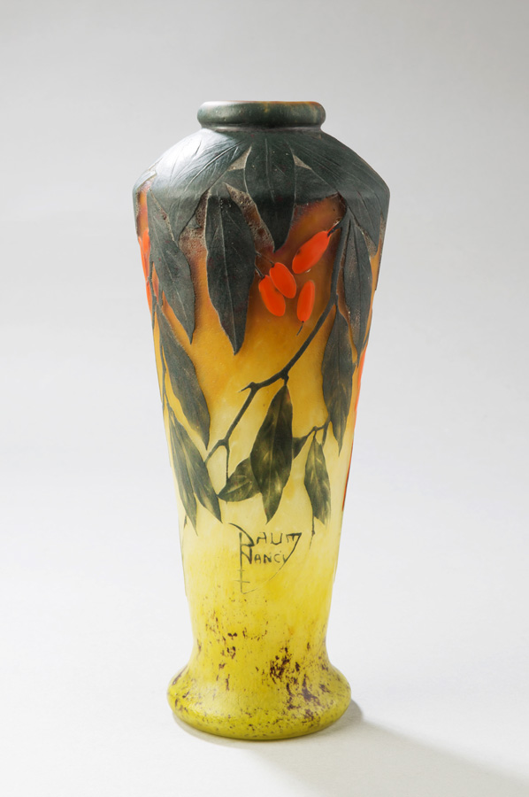 Daum, Vase à décor de baies de Cornouiller, Haut. 30 cm. sculptures, verreries - galerie Tourbillon, Paris