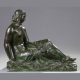 Pierre-Marie Poisson (1876-1953), Jeune femme assise au drapé, bronze à patine vert nuancé, long. 24,5 cm, sculptures - Galerie Tourbillon, Paris