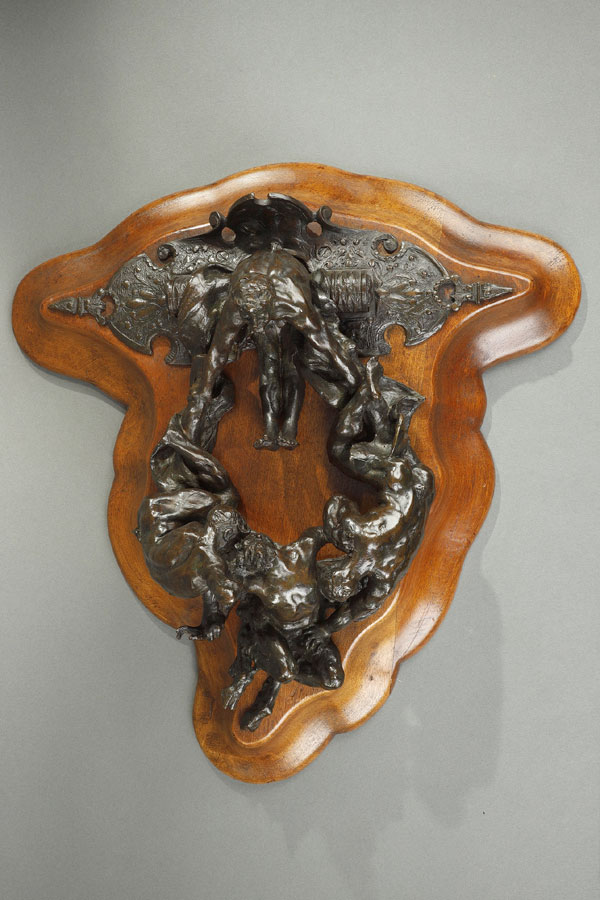 Théophile Barrau (1848-1913), Marteau de porte aux faunes et satyre, bronze à patine brun foncé nuancé, 1894, panneau en noyer, haut. 49 cm, sculptures - galerie Tourbillon, Paris