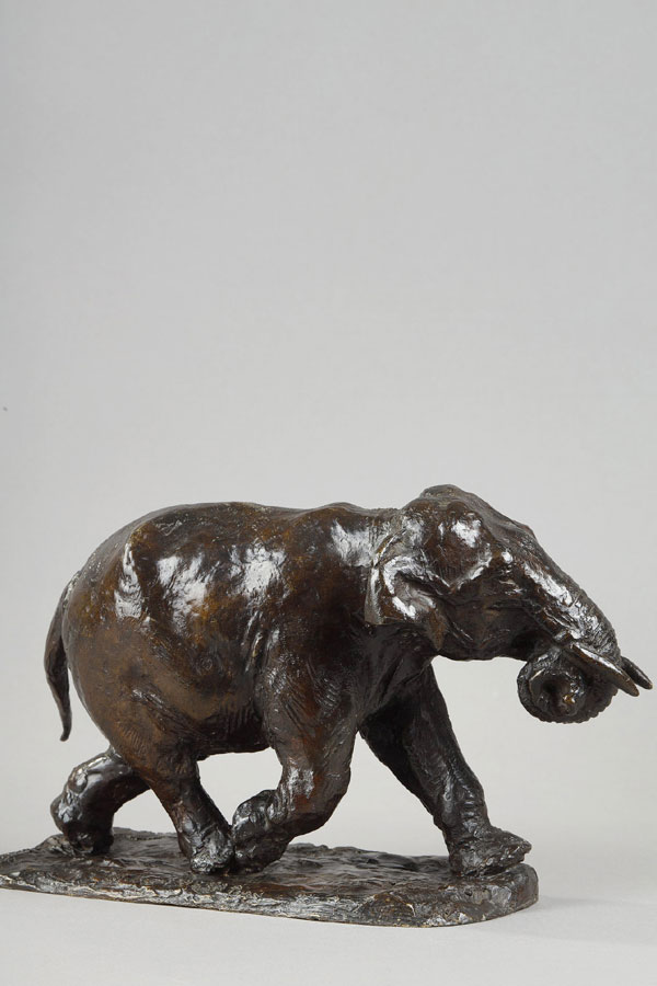 Roger Godchaux (1878-1958), "Eléphant courant trompe enroulée", bronze à patine brun foncé nuancé, fonte Susse, long. terrasse 19,3 cm, sculptures - galerie Tourbillon, Paris