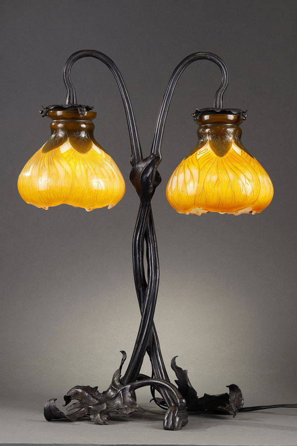 Emile Gallé (1846-1904), Lampe, fer forgé, caches-ampoules en verre, haut. 52 cm, sculptures - galerie Tourbillon, Paris