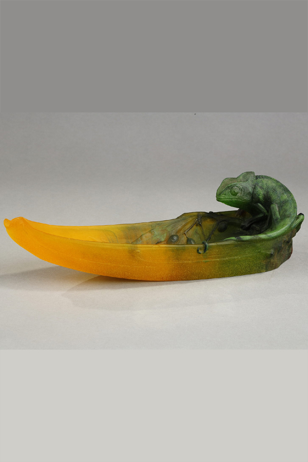 Almaric Walter (1870-1959), Vide-poche à décor de Caméléon, pâte de verre, long. 26,5 cm, sculptures, verreries - galerie Tourbillon, Paris