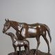 Henri de Vains (1851-1909), Jument et son poulain, bronze à patine marron nuancé, fonte ancienne, long. terrasse 59 cm, sculptures - Galerie Tourbillon, Paris