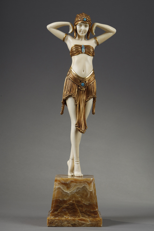 Demetre Chiparus (1886-1947), "Danseuse au Scarabée", sculpture chryséléphantine, haut. totale 40,5 cm. sculptures - galerie Tourbillon, Paris