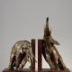 Ary Bitter (1883-1973), Paire de serre-livres aux éléphants, bronzes à patine brun mordoré, fonte Susse, socles en bois, haut. 27,5 et 17 cm, sculptures - galerie Tourbillon, Paris
