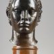 Paul Belmondo (1898-1982), Tête de jeune fille, bronze à patine brun foncé nuancé, fonte Alexis Rudier, socle en bois, haut. totale 40,3 cm, sculptures - Galerie Tourbillon, Paris