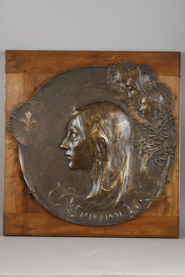 Jean Rivière (1853-1922), "Jeanne d'Arc", médaillon en bronze à deux patines, fonte vers 1895, diam. 54 cm, sculptures - galerie Tourbillon, Paris