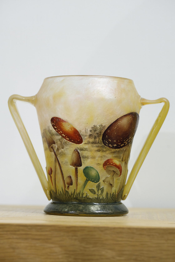 Daum, Vase à décor de Champignons, Haut. 15 cm. sculptures, verreries - galerie Tourbillon, Paris