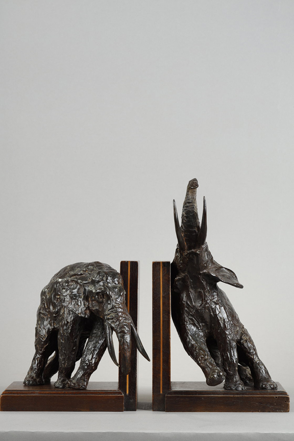 Ary Bitter (1883-1973), Paire de serre-livres aux éléphants, bronzes à patine brun foncé, fonte Susse, socles en bois, haut. 27 et 17 cm, sculptures - galerie Tourbillon, Paris