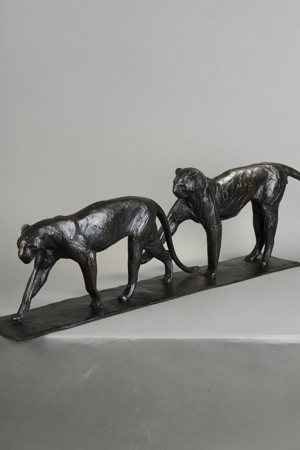 Rembrandt Bugatti (1884-1916), Deux léopards marchant, bronze à patine brun foncé nuancé, fonte Hébrard, long. 73 cm, sculptures - galerie Tourbillon, Paris