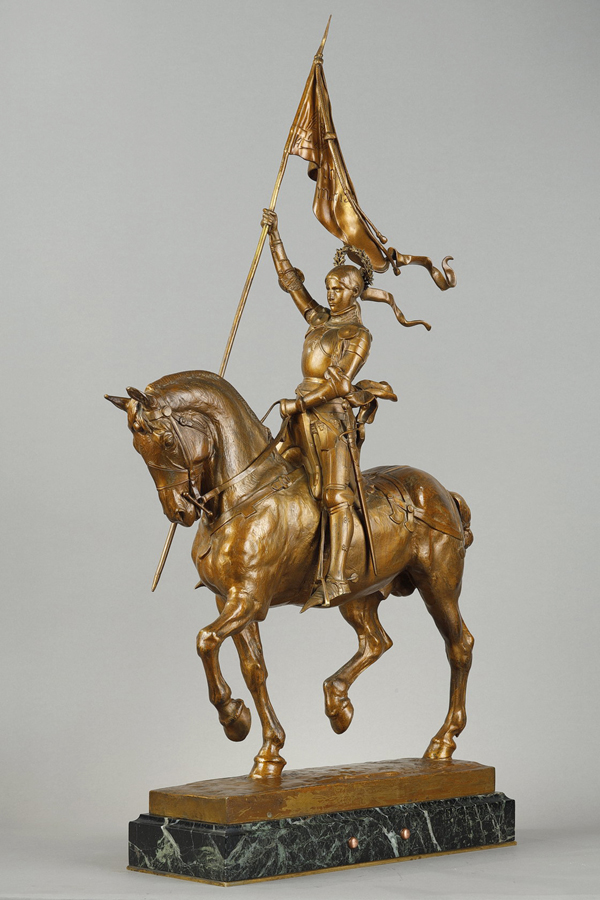 Emmanuel Fremiet (1824-1910), "Jeanne d'Arc équestre", bronze à patine mordoré, fonte Barbedienne, haut. totale avec socle en marbre vert 80,5 cm, sculptures - galerie Tourbillon, Paris