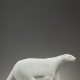François Pompon (1855-1933), "Ours blanc", biscuit mat, Manufacture de Sèvres, long. 39 cm. Polar Bear, porcelain biscuit by Sèvres manufacture. sculptures - Galerie Tourbillon, Paris