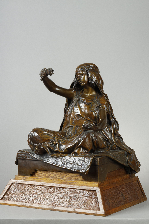 Louis-Ernest Barrias (1841-1905), "Jeune fille de Bou-Saada", bronze à patine brun nuancé, fonte Susse, haut. avec socle en bois 38 cm, sculptures - galerie Tourbillon, Paris