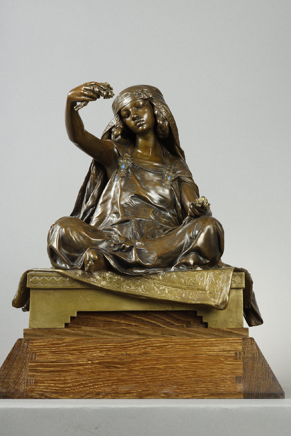 Louis-Ernest Barrias (1841-1905), "Jeune fille de Bou-Saada", bronze à double patines, fonte Susse, haut. avec socle en bois 38 cm, sculptures - galerie Tourbillon, Paris