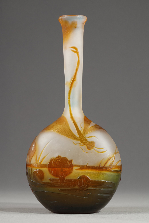 Ets. Gallé, Vase soliflore à la demoiselle, Haut. 17 cm. sculptures, verreries - galerie Tourbillon, Paris