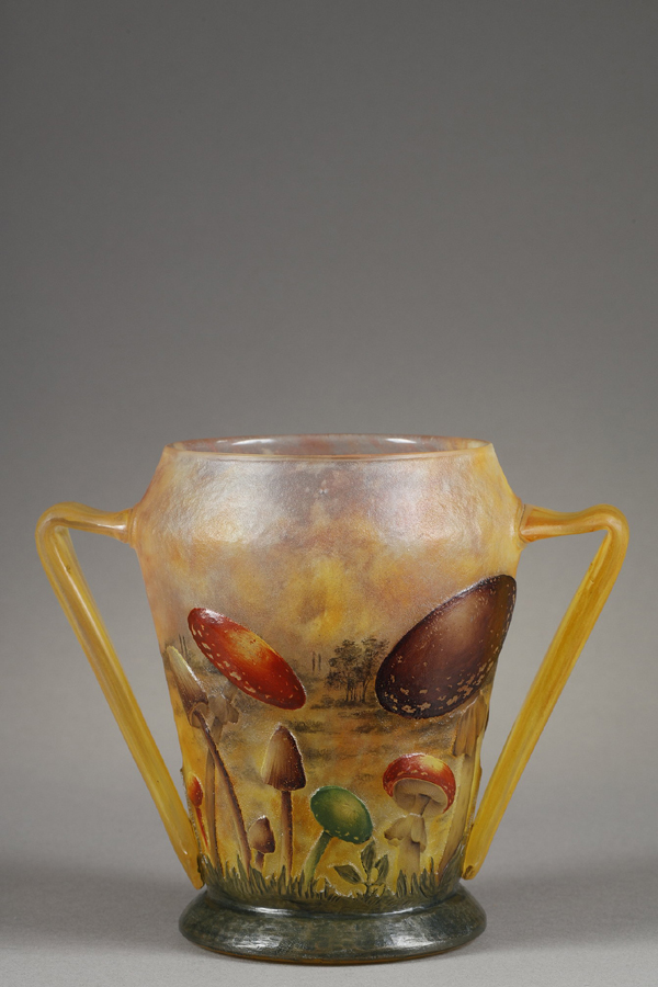 Daum, Vase à décor de Champignons, Haut. 15,3 cm. sculptures, verreries - galerie Tourbillon, Paris