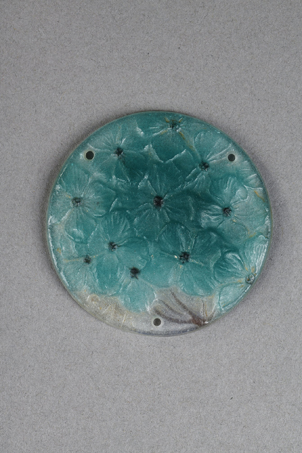 Gabriel Argy-Rousseau (1885-1953), Pendentif "Hortensias", en pâte de verre, diam. 6,5 cm. cameo glass sculptures et pâtes de verre - galerie Tourbillon, Paris