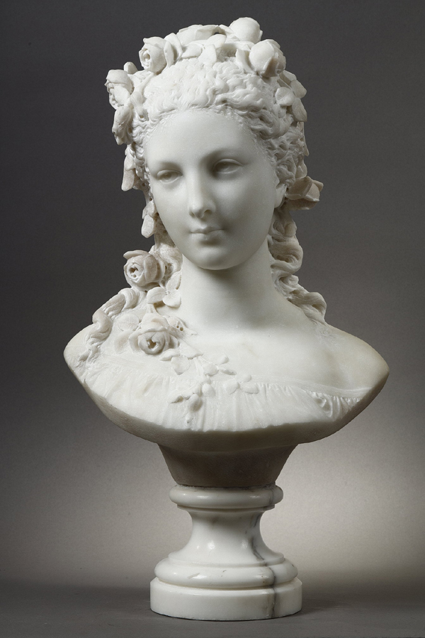 Albert-Ernest Carrier-Belleuse (1824-1887), Jeune fille aux roses, marbre blanc de Carrare, haut. avec socle 59 cm, sculptures - galerie Tourbillon, Paris