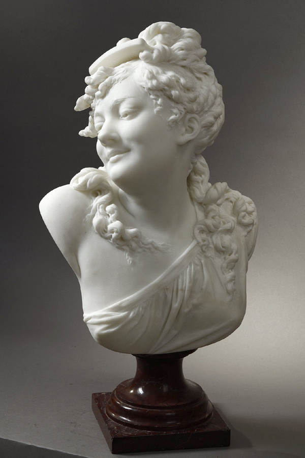 Albert-Ernest Carrier-Belleuse (1824-1887), Buste de Jeune femme au peigne, marbre blanc de Carrare, haut. avec socle 61 cm, sculptures - galerie Tourbillon, Paris