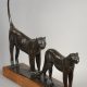 Rembrandt Bugatti (1884-1916), Deux léopards, l'un derrière l'autre, bronze à patine brun foncé nuancé, fonte Hébrard, long. 53,5 cm, sculptures - galerie Tourbillon, Paris