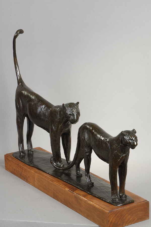 Rembrandt Bugatti (1884-1916), Deux léopards, l'un derrière l'autre, bronze à patine brun foncé nuancé, fonte Hébrard, long. 53,5 cm, sculptures - galerie Tourbillon, Paris