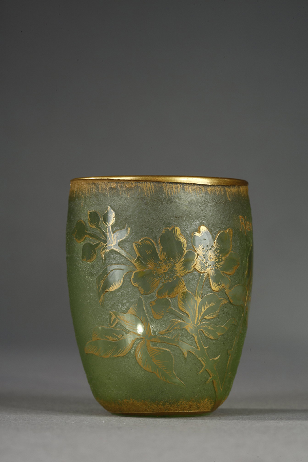 Daum, Miniature à décor d'églantines, Haut. 5 cm. sculptures, verreries - galerie Tourbillon, Paris
